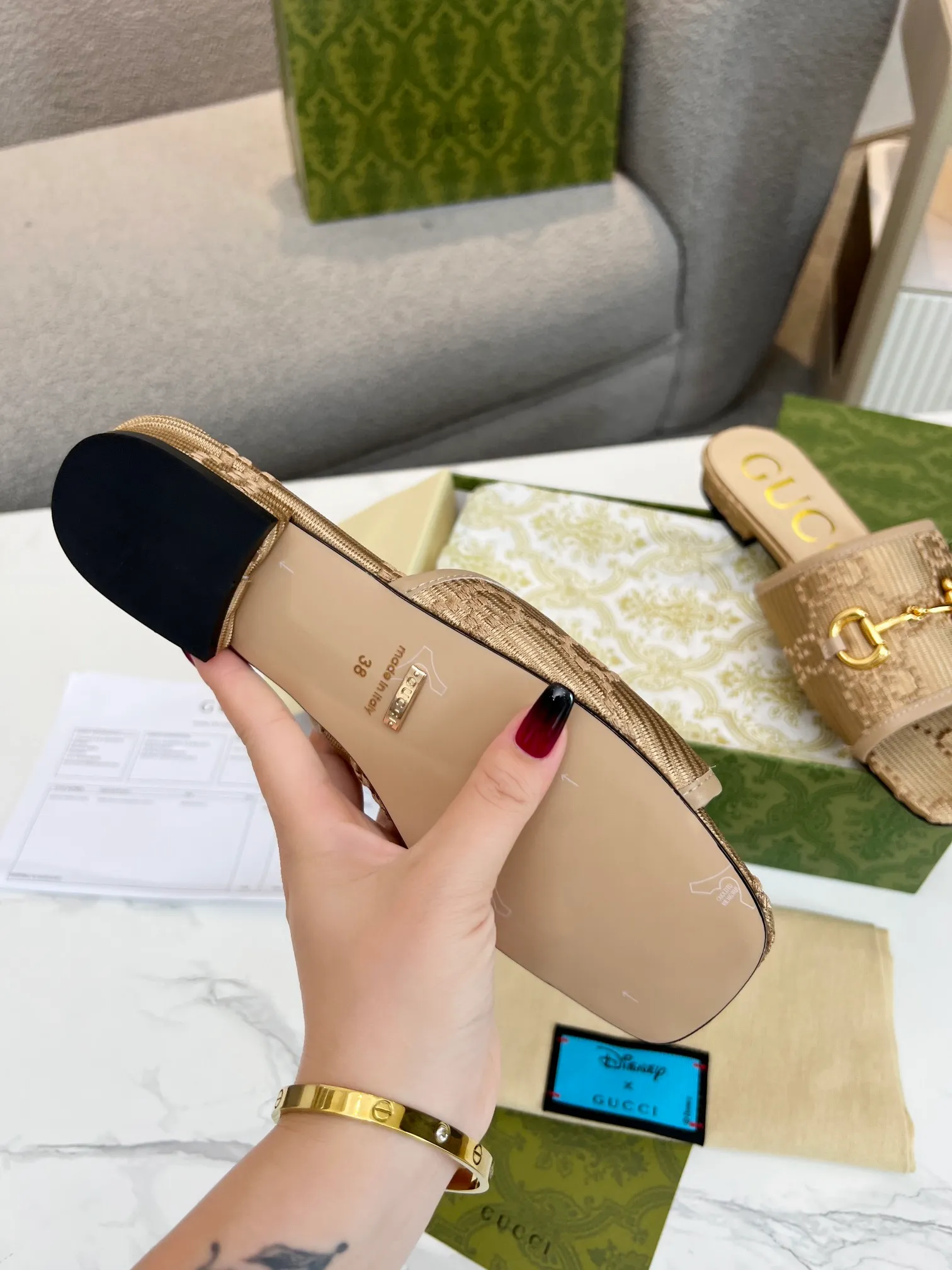 👟👟Ex-factory price 320👟👟 Genuine leather sole +30 👑GUCCI official website's latest hot model, the North Face cooperation model 2023 spring and summer sandals, top quality sale Purchase genuine product development. The material and craftsmanship are consistent with the original version (welcome to compare) Upper: Original jacquard double G cloth ➕Electric embroidery font ~ One-word upper Lining: Mixed sheepskin Outsole: Italian private mold rubber outsole Bottom thickness: flat Size number: 35-43